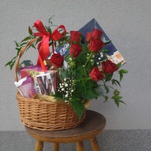 Kosz delikatesowy z różami