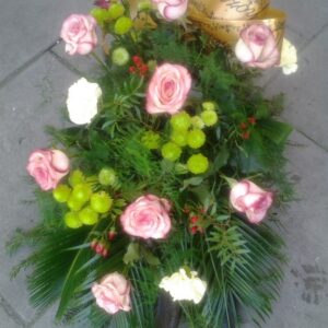 Wiązanka pogrzebowa z róż i gożdzików