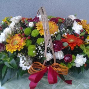 Koszyk florentynka z kolorowych kwiatów