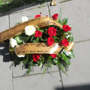 Wiązanka z białych i czerwonych róż